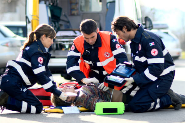 Un defibrillatore per le emergenze, un defibrillatore per la sanità, un defibrillatore in campo sanitario